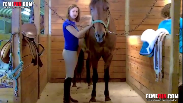 Girl, 19, makes living cleaning horse | DixyPorn.com