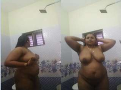 Busty Indian lady rubs her curvy forms and enjoys masturbation while bathing