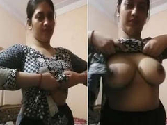 Cute Desi is ready to take off her shirt and play with her amazingly big XXX