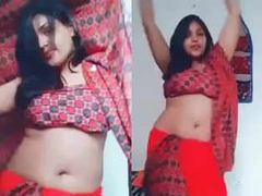 Bubbly cutie showing her Desi dancing skills while we can see her XXX navel