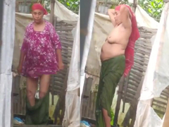 Desi Girl Bathing Nude Outdoor - Nice Boobs Captured on Hidden Cam